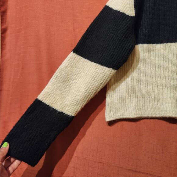 Nasty Gal Sz Medium Colorblock Black And White Crop Fuzzy Collared Sweater - Picture 3 of 7